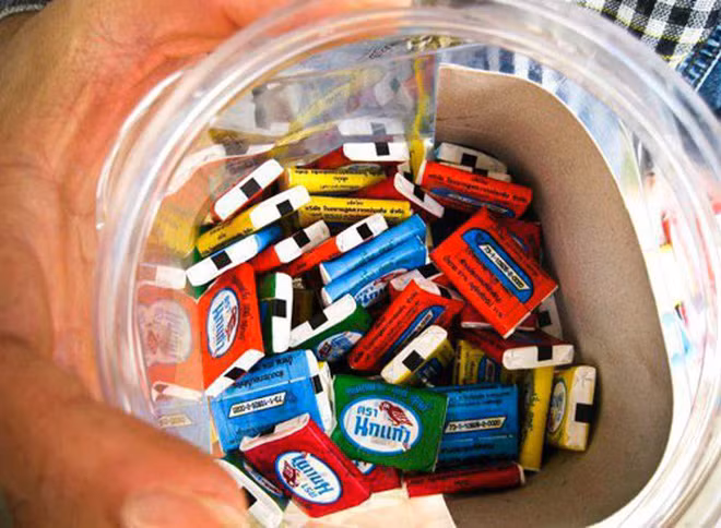 Nhớ mãi thời đi học, cứ thi nhau ăn kẹo cao su để thổi bóng, cả một hàng đứng đọ nhau xe ai to hơn để rồi nổ đến bùm khiến tóc tai mặt mũi nhoe nhoét đầy cao su.