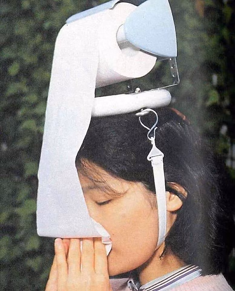 Khi bạn cúm thì chiếc mũ giấy ăn này là đồ vật cực hữu ích.