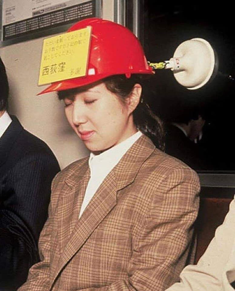 Khi đi tầu điện tránh trường hợp va đầu vào cửa kính và có 1 giấc ngủ ngon lành.