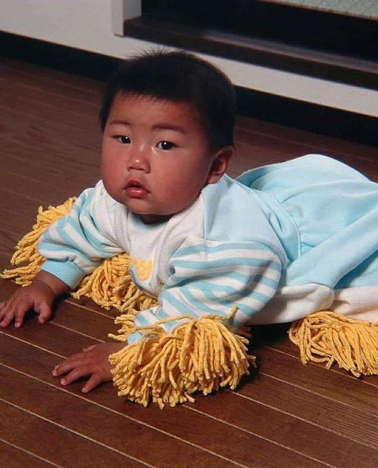 Khi không có quá nhiều thời gian để lau nhà, người Nhật đã nghĩ ra cách biến đứa trẻ thành cây lau nhà.