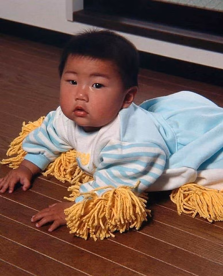 Khi không có quá nhiều thời gian để lau nhà, người Nhật đã nghĩ ra cách biến đứa trẻ thành cây lau nhà.