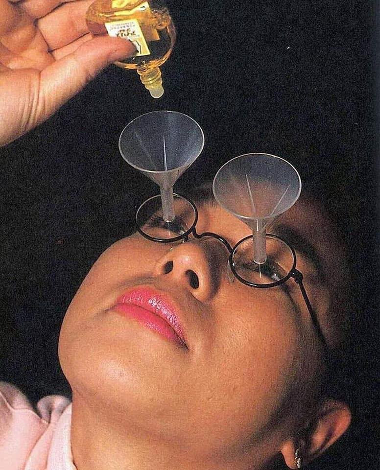 Với những người sợ nhỏ mắt thì chiếc kính thần kì gắn thêm chiếc phễu này là đồ vật không thể thiếu.