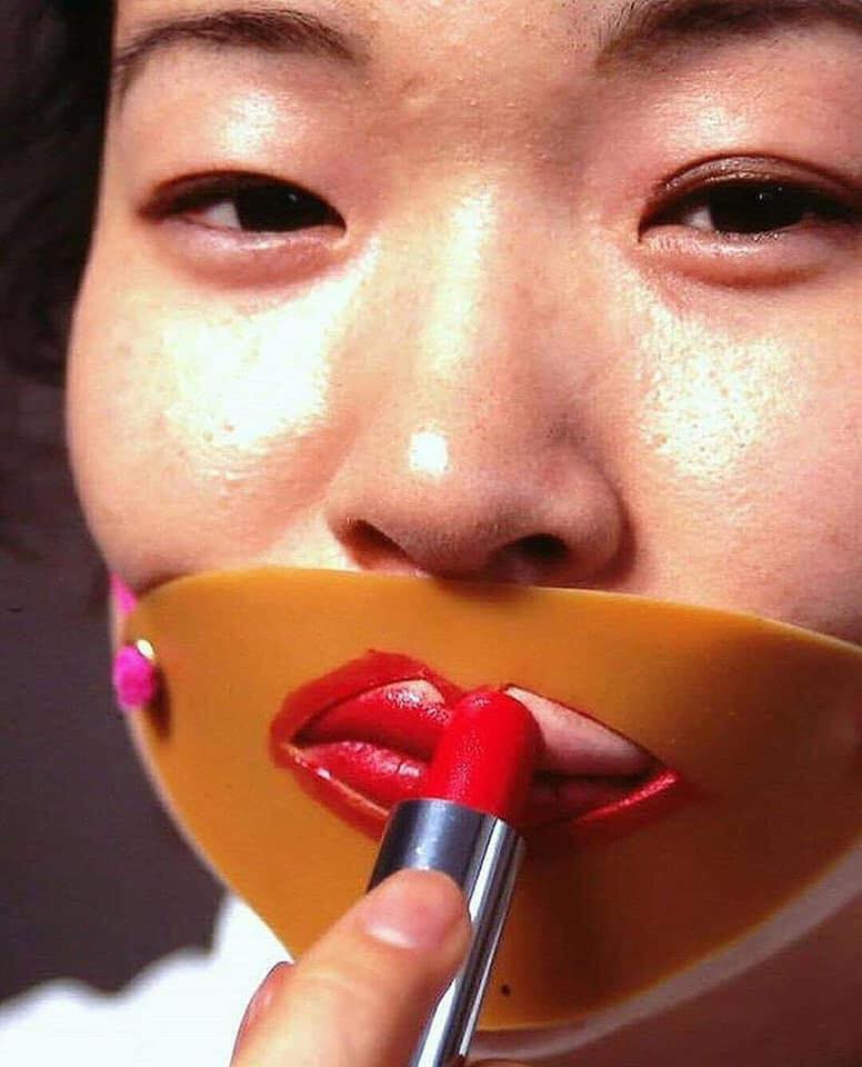 Được thiết kế bằng những vật dụng gần gũi và có tính thực tiễn cao những sáng tạo của người Nhật mang đến sự tiện lợi cho người dùng. Điển hình như đồ vật đánh son "không trượt phát nào" này.