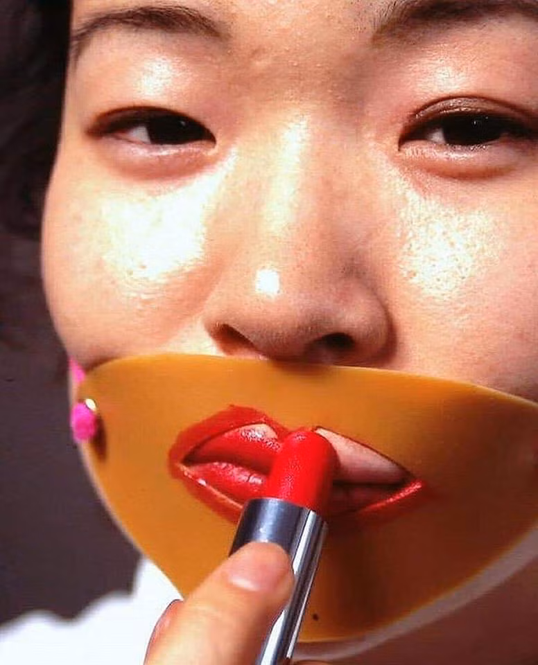 Được thiết kế bằng những vật dụng gần gũi và có tính thực tiễn cao những sáng tạo của người Nhật mang đến sự tiện lợi cho người dùng. Điển hình như đồ vật đánh son "không trượt phát nào" này.