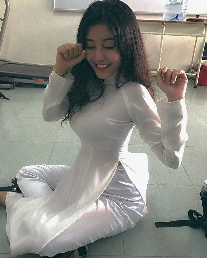 Ngoài ra, Sports Seoul cũng đề cập đến ngoại hình gợi cảm quá mức so với tuổi 16 của cô nàng. Với chiều cao 164cm và cân nặng 46kg, Ngọc Trân nổi lên như một hot girl với vẻ đẹp vừa trong sáng vừa có nét trưởng thành.