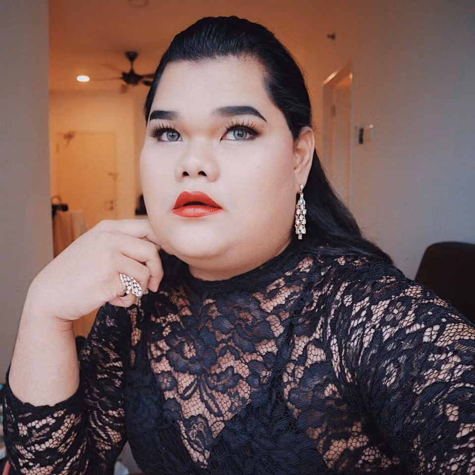 Sau một thời gian lần mò, cuối cùng dân mạng cũng tìm ra nguyên nhân tại sao Happy Polla lại đẹp lạ lùng đến vậy, đó là cô nàng người Thái này đã được một "thánh photoshop có tâm" chỉnh sửa để "rắc thính" tìm "gấu" sau bấy nhiêu năm cô đơn.