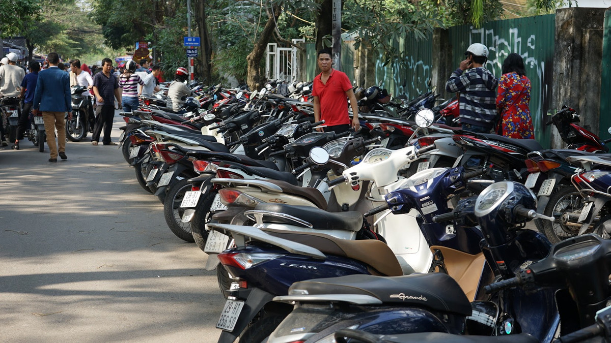 Dịch vụ trông xe cũng không tăng giá do đã được niêm yết cụ thể. Mỗi xe máy có giá 5.000 đồng còn ô tô thì 20.000 đồng.