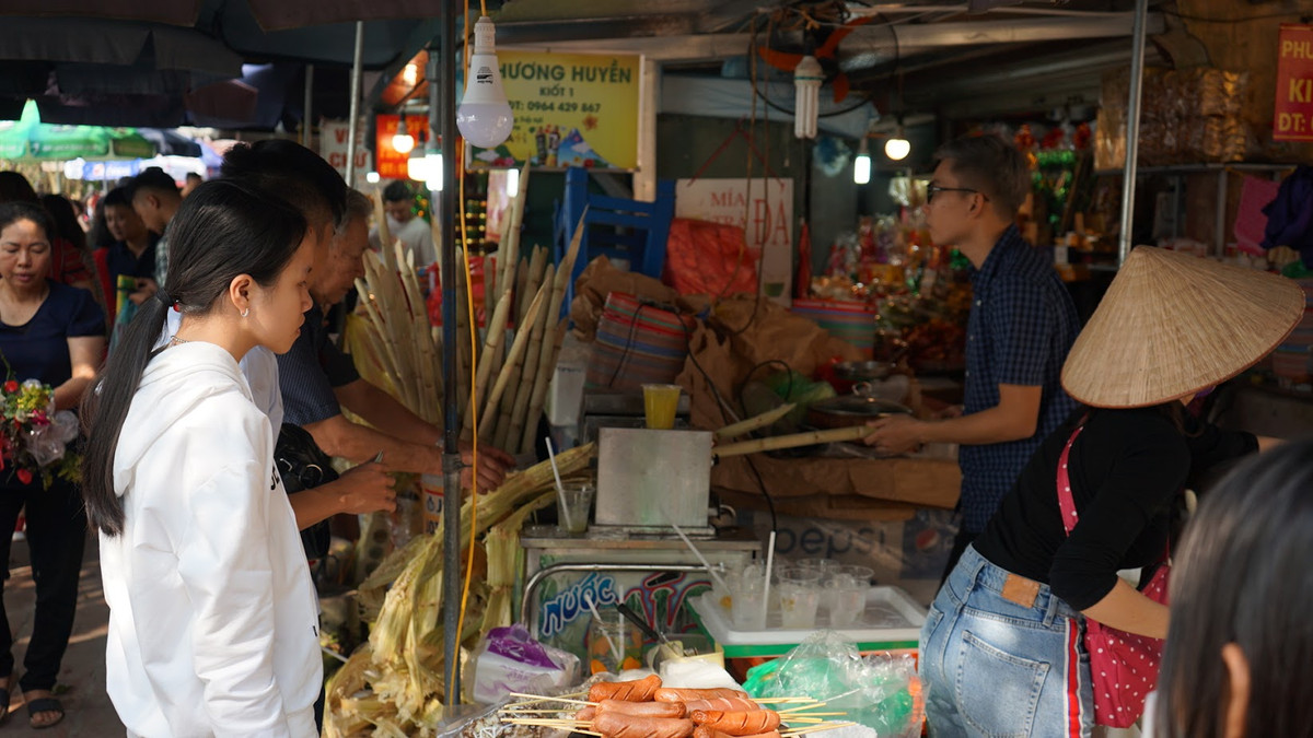 Những cửa hàng giải khát, ăn nhẹ cũng làm "luôn tay" khi khách hàng cứ xếp hàng dài chờ tới lượt mua.