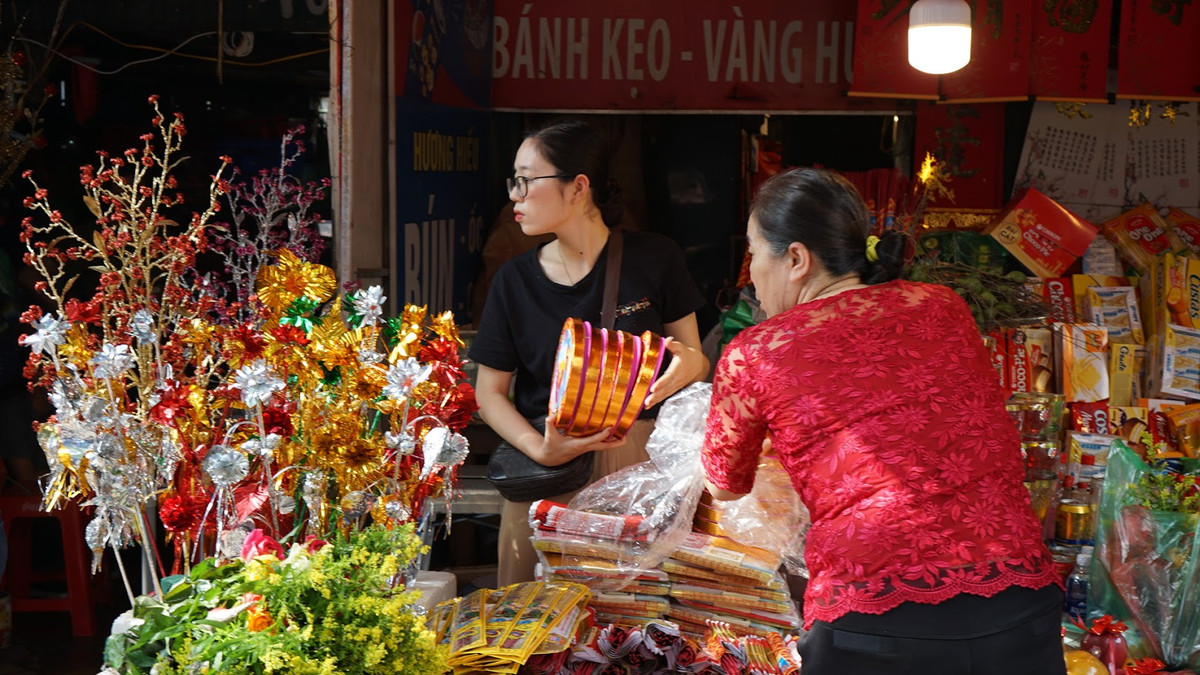 Bên cạnh đó những sạp bán đồ lễ cũng khá tấp nập với đủ loại vàng, hương, nải, oản... bắt mắt được bày bán.