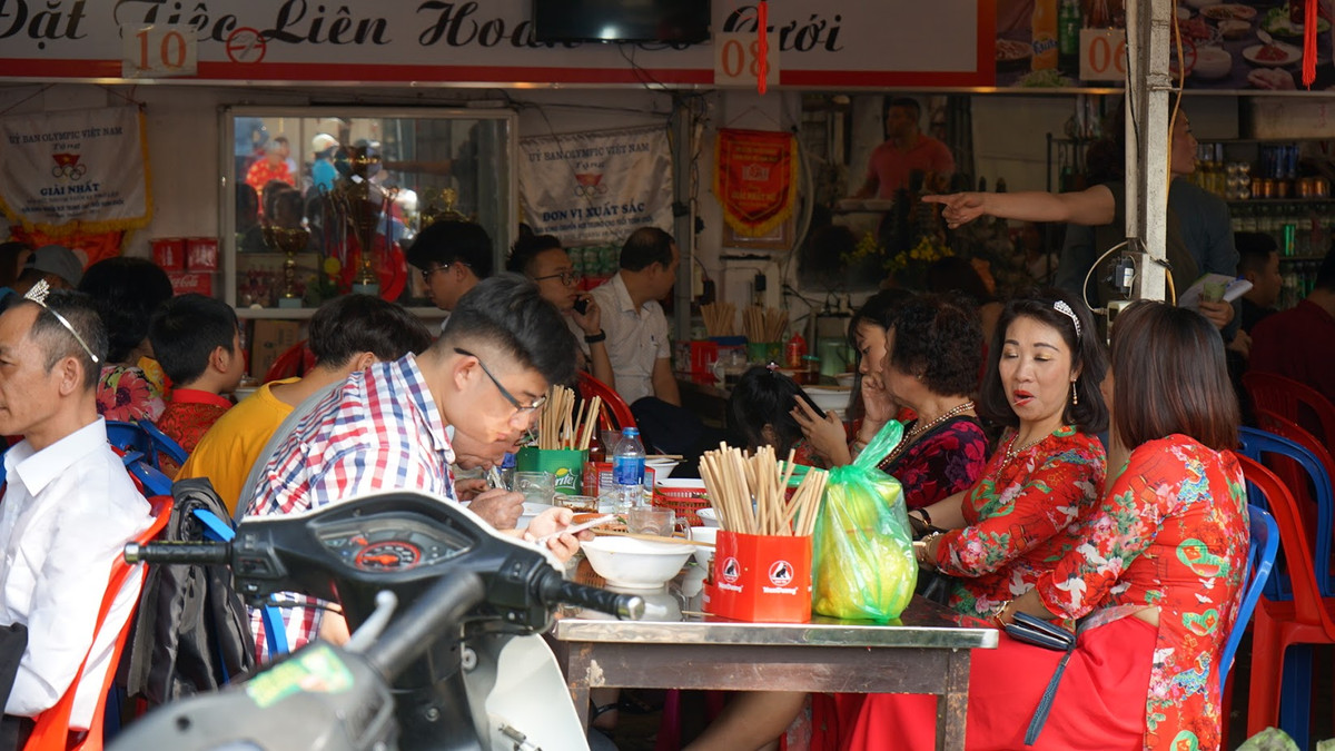 Những quán ăn tại phủ Tây Hồ cũng được dịp bán buôn tấp nập. Năm nay, nhìn chung giá cả cũng không tăng quá cao khi giá 1 bát bún riêu chỉ giao động từ 30.000 - 50.000 đồng/ bát.