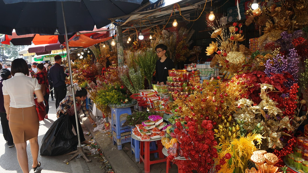Những sạp bán đồ lễ này còn cung cấp dịch vụ đổi tiền lẻ với giá chênh lệch là 10 ăn 8.