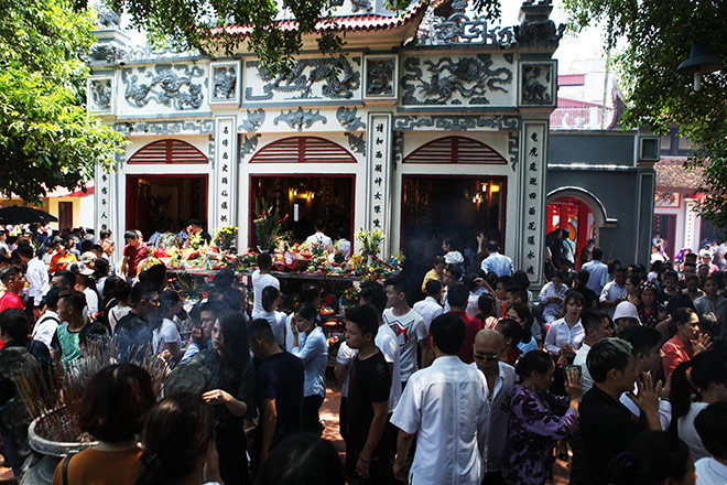 Hang van nguoi chen chan dang le phu Tay Ho ngay dau nam