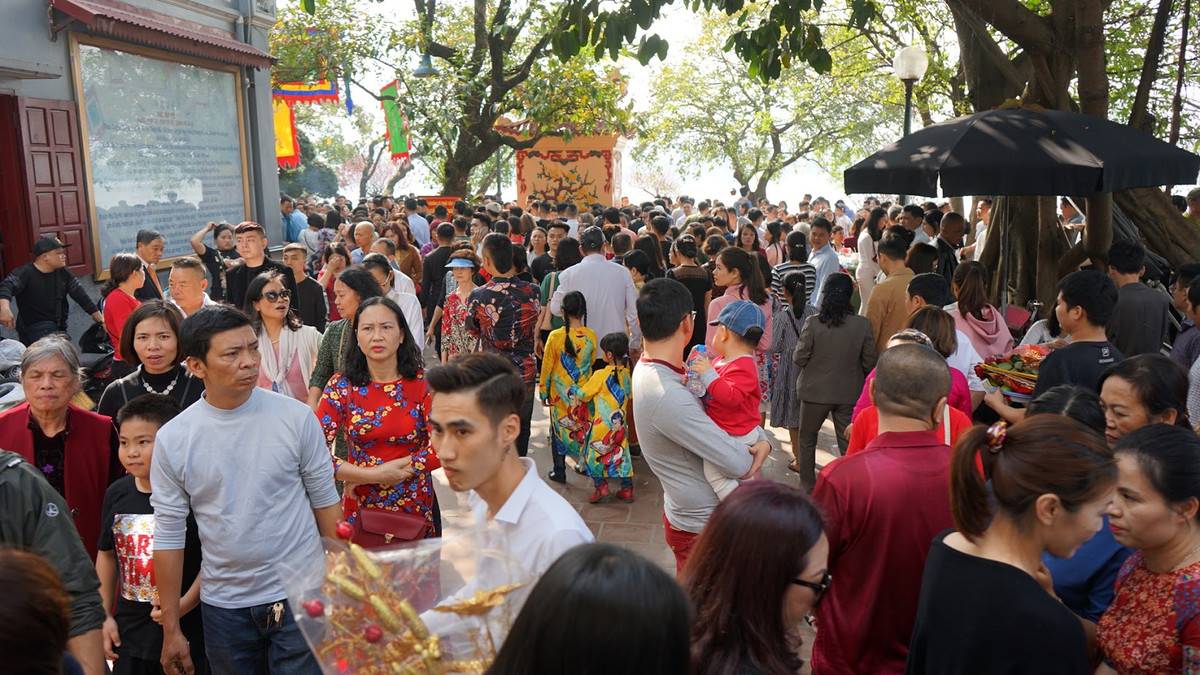 Dòng người chen chúc nhau vào khuôn viên phủ Tây Hồ để dâng lễ đầu năm.