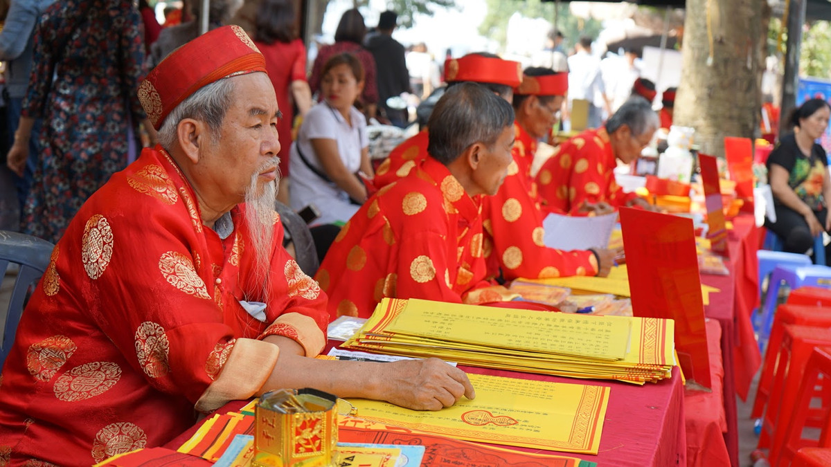 "Ăn theo" việc đi lễ phủ Tây Hồ đầu năm của người dân là rất nhiều dịch vụ ăn theo. Đông nhất đó là những ông đồ ngồi viết sớ để phục vụ người dân dâng lễ.