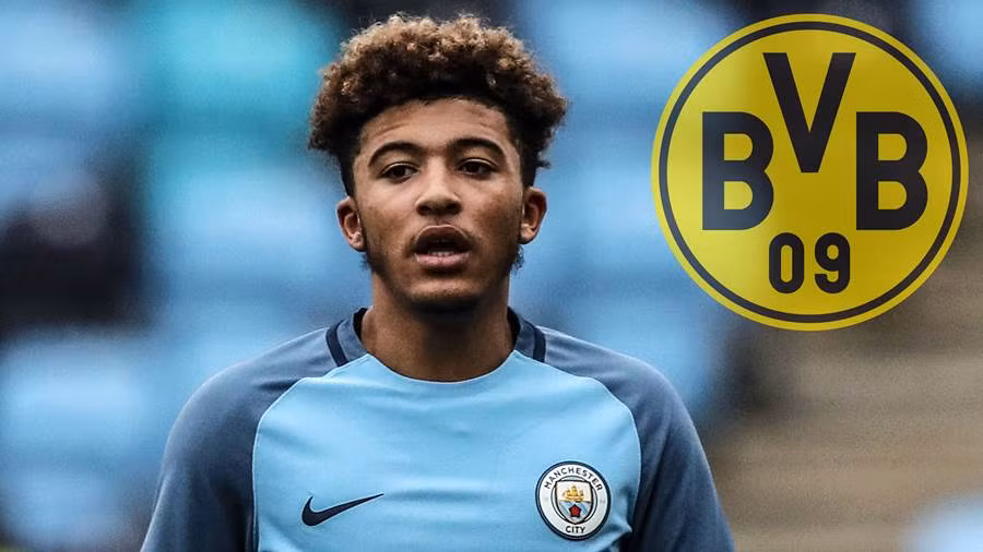 Dortmund có sao trẻ "cực chất" Man City: Jadon Sancho, được đánh giá là một trong những viên ngọc thô nhiều hứa hẹn nhất học viện đào tạo Manchester City đã cập bến Borussia Dortmund. CLB Bundesliga phải trả cho Man City khoản phí 7 triệu euro. Cầu thủ sẽ ký hợp đồng 5 năm với Dortmund, và mang áo số 7, số áo mà Dembele để lại sau khi đến Barcelona. Ảnh: Goal