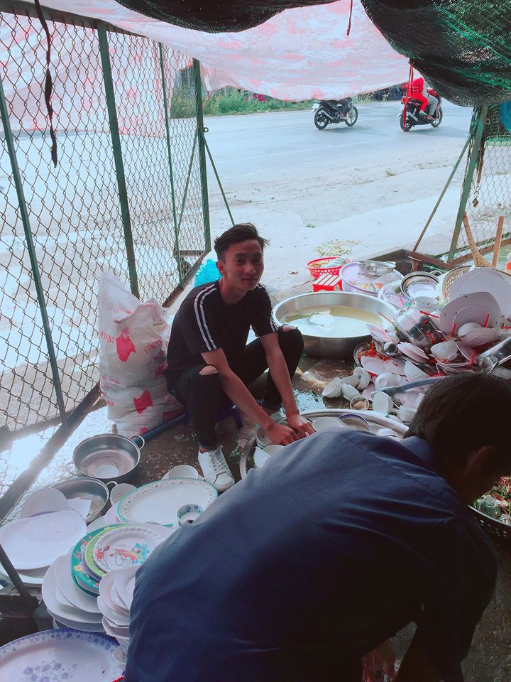 Đó cũng là lý do mà câu chuyện rửa bát của chàng trai có tên Đức Chiến chia sẻ trong một group trên Facebook nhận được nhiều sự quan tâm của cư dân mạng.