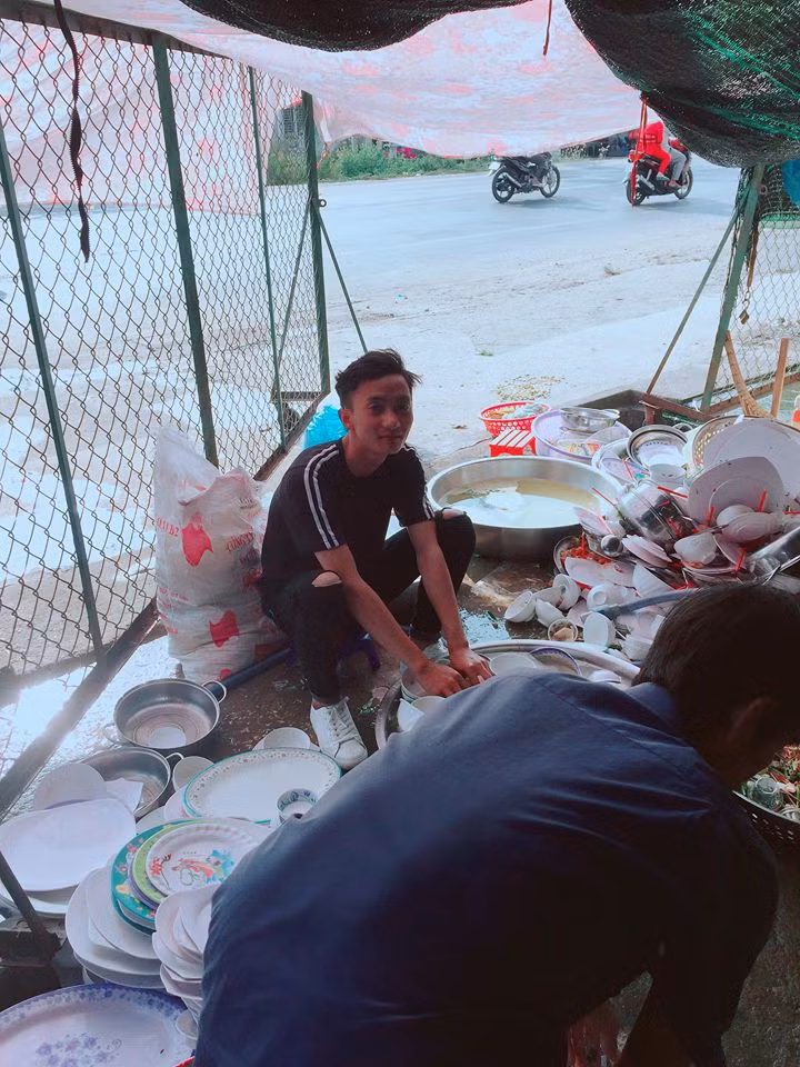 Đó cũng là lý do mà câu chuyện rửa bát của chàng trai có tên Đức Chiến chia sẻ trong một group trên Facebook nhận được nhiều sự quan tâm của cư dân mạng.