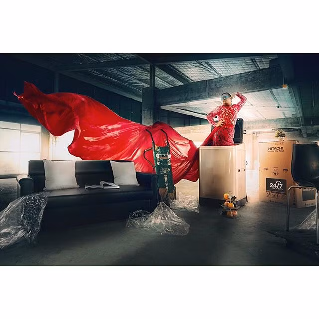 Anh đã ăn mặc và hóa trang như nữ giới với những bộ ảnh đầu tư khá công phu từ ý tưởng, dàn dựng cho đến trang phục, ê-kíp hùng hậu và cả đầu tư về ngoại cảnh.