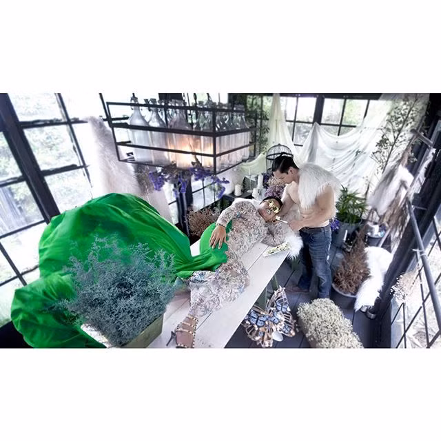 Mới đây, bản sao của hot girl Happy Polla đã khiến mọi người phải chú ý tới mình khi tung ra những bức ảnh bung lụa vô cùng sặc sỡ và tạo dáng quyến rũ một cách "khiêu khích".