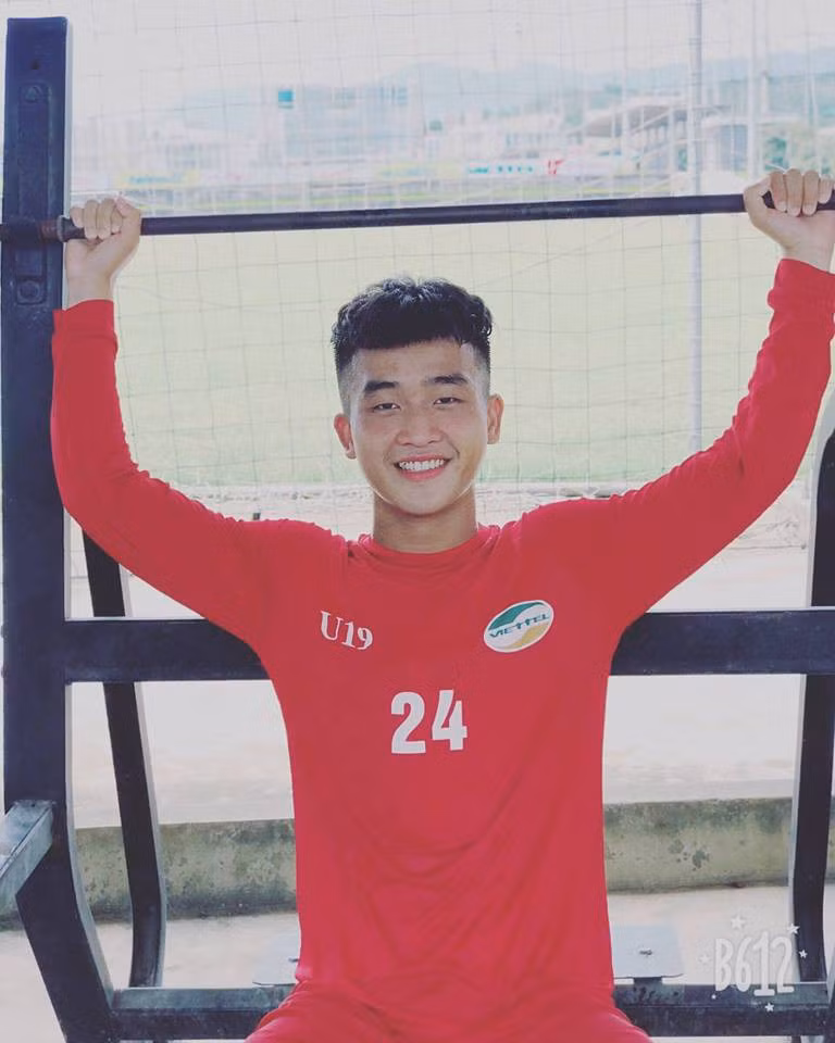 Theo quy định, thanh niên đến tuổi thực hiện nghĩa vụ quân sự phải khám sức khỏe để tiến hành nhập ngũ. Danh Trung cũng không ngoại lệ. Tuy nhiên, hiện tại chàng cầu thủ xứ Huế đang là tuyển thủ đội tuyển U23 Việt Nam và đang chuẩn bị cho vòng chung kết U23 châu Á.