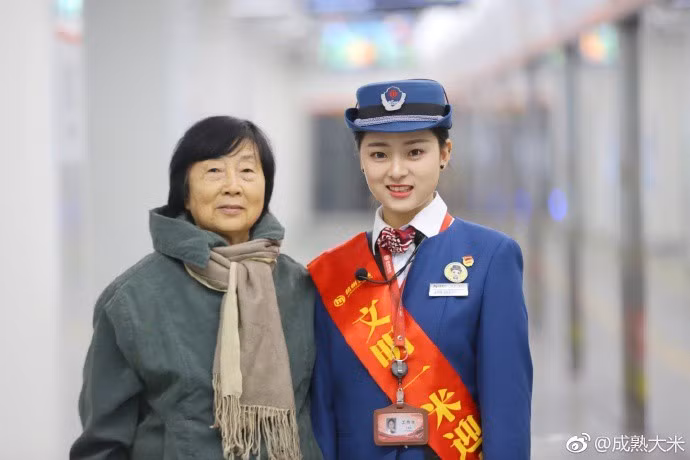 Theo tìm hiểu của cộng đồng mạng, nữ nhân viên tàu điện Trung Quốc gây bão trên MXH bằng nhan sắc của mình có tên Vương Hải Yến, sinh năm 1996, vừa tốt nghiệp đại học vào tháng 6 vừa rồi. Hiện tại, cô bạn này đang là nhân viên đường số 2 tàu điện ngầm tỉnh Hàng Châu, Trung Quốc.