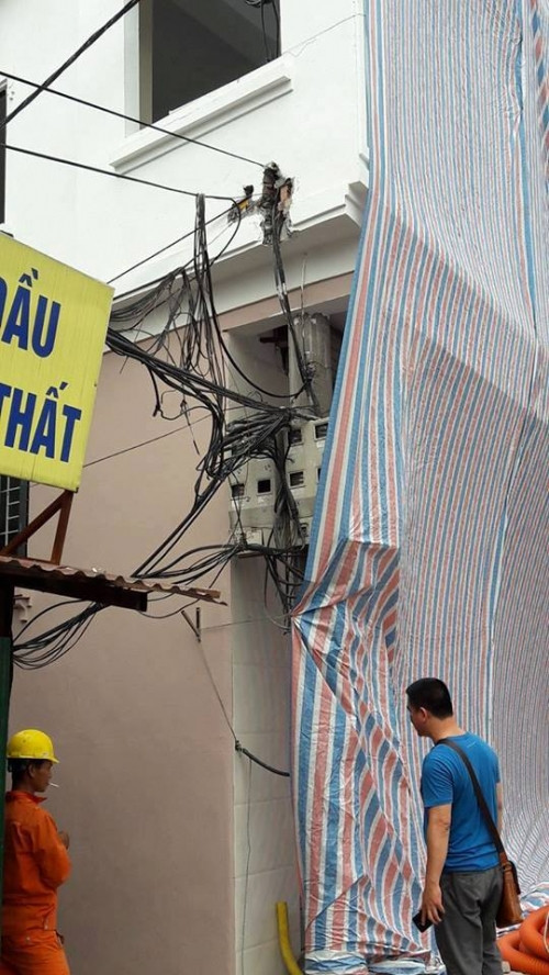 Cây cột điện đang được tháo dỡ.