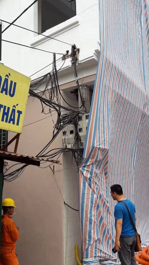 Cây cột điện đang được tháo dỡ.