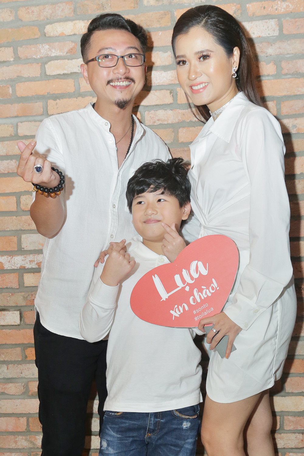 Vợ chồng Hứa Minh Đạt - Lâm Vỹ Dạ cùng diện tông trắng đi sự kiện. Trong phim, cả hai mang đến tiếng cười cho người xem bởi nét diễn tưng tửng, hài hước đặc biệt là chọc phá Midu và Harry Lu