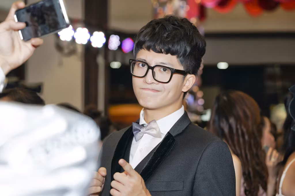 Thời gian qua gương mặt Harry Lu bị nhiều khán giả bàn tán vì khác nhiều so với trước đây. Nam diễn viên thú nhận suốt thời gian dài sống trong trầm cảm, không dám gặp ai vì gương mặt thay đổi sau tai nạn.