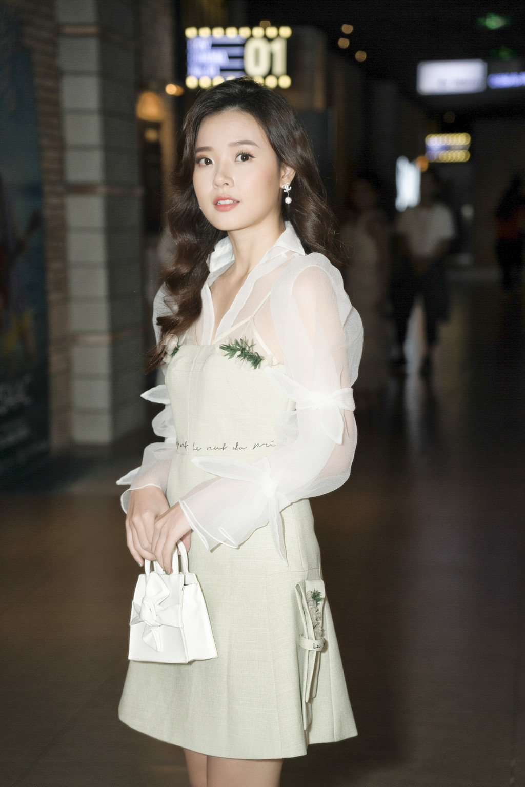 Hot girl Midu chia sẻ trong họp báo cảnh khó nhất với cô là hôn Harry Lu. "Mặc dù thả lỏng cơ thể và tâm lý, đạo diễn vẫn chê chúng tôi thể hiện cảnh hôn chưa mùi, thiếu tình cảm, tư thế hôn cũng không đẹp. Tuy chỉ có vài giây ngắn ngủi nhưng tôi và Harry phải mất 1 ngày để quay cảnh này. Cứ sau mỗi cảnh hôn chúng tôi phải dùng kẹo ngậm cho thơm miệng", cô kể.