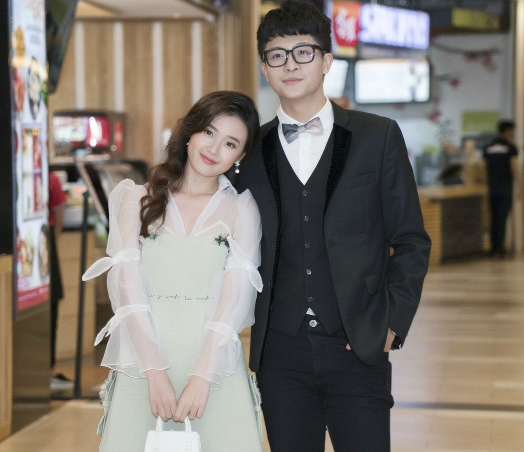 Ngày 26/8, Midu và Harry Lu xuất hiện tình tứ trong buổi ra mắt phim Tôi là Lụa tại TP.HCM. Nữ diễn viên cho biết dù là phim ngắn nhưng vai diễn này khiến cô trăn trở nhiều. Midu phải hóa thân thành cô gái có ngoại hình quá khổ, mập mạp khác hẳn với mình ngoài đời.