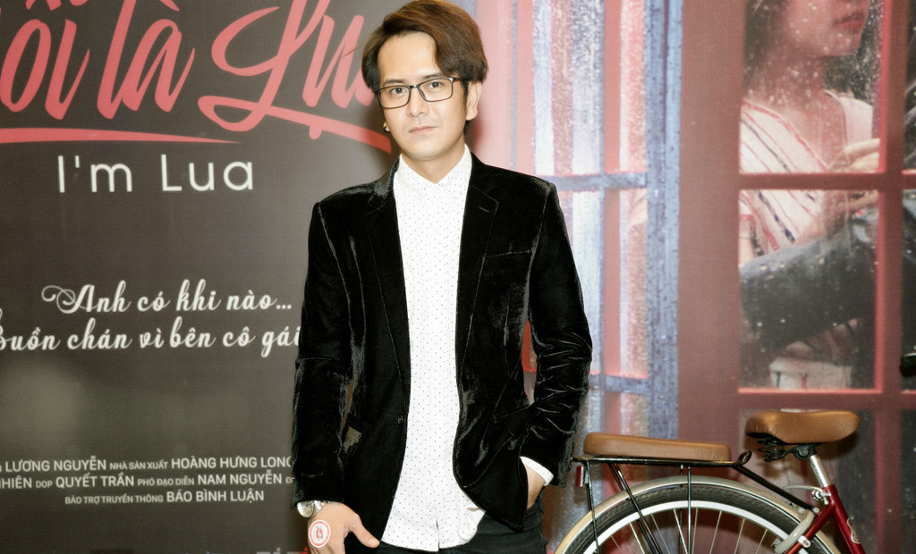 Hùng Thuận cũng tới chúc mừng đạo diễn Lương Nguyên. Gần đây, nam diễn viên thay đổi hình ảnh, trở nên trẻ trung và lịch lãm hơn. Anh cũng tập luyện và ăn uống kiêng khem để giảm câ