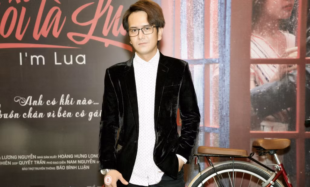 Hùng Thuận cũng tới chúc mừng đạo diễn Lương Nguyên. Gần đây, nam diễn viên thay đổi hình ảnh, trở nên trẻ trung và lịch lãm hơn. Anh cũng tập luyện và ăn uống kiêng khem để giảm câ