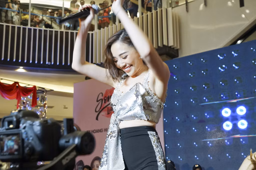 Ca sĩ Tóc Tiên đem tới không khí sôi động cho sự kiện với những bài hát sôi động và điệu nhảy điêu luyện.