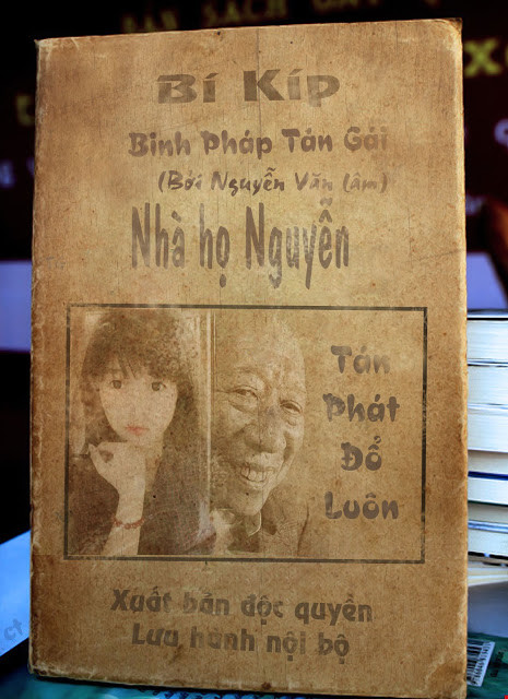 Mới đây, trên một diễn đàn mạng xã hội đã chia sẻ những đầu sách "bí kíp tán gái" của các dòng họ khiến dân mạng được phen ôm bụng cười.
