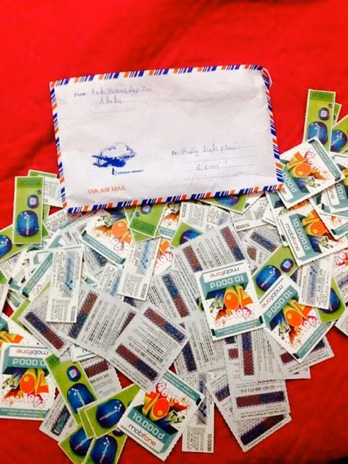 Mừng thẻ điện thoại đầy phong bì cưới cho cô dâu, chú rể đã từng được dân mạng áp dụng.