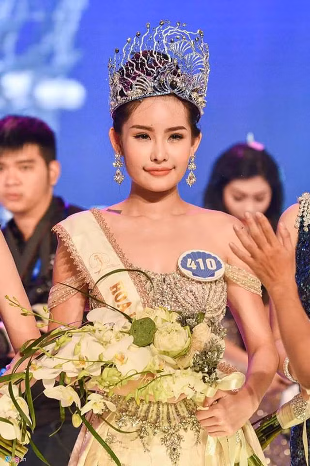 Đêm chung kết Hoa hậu Đại dương 2017 tổ chức tối 28/10 đã xướng tên cô gái 22 tuổi Lê Âu Ngân Anh ở vị trí cao nhất. Tuy nhiên, sau đó cô nàng sinh năm 1995 này nhận không ít sóng gió từ cộng đồng mạng với những bức ảnh chế về nhan sắc của mình. Ảnh trong bài: Sưu tầm Facebook.