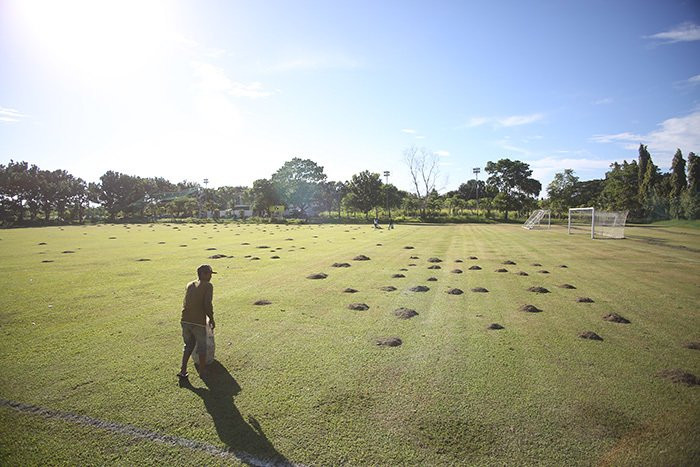 Trước buổi tập đầu tiên của đội tuyển Việt Nam tại Philippines, HLV Park Hang-seo yêu cầu trung vệ Duy Mạnh trả lời phỏng vấn báo chí và tuyển thủ này đã có những nhận định về điều kiện thi đấu tại trận bán kết AFF Cup 2018, đặc biệt là mặt SVĐ Panaad.