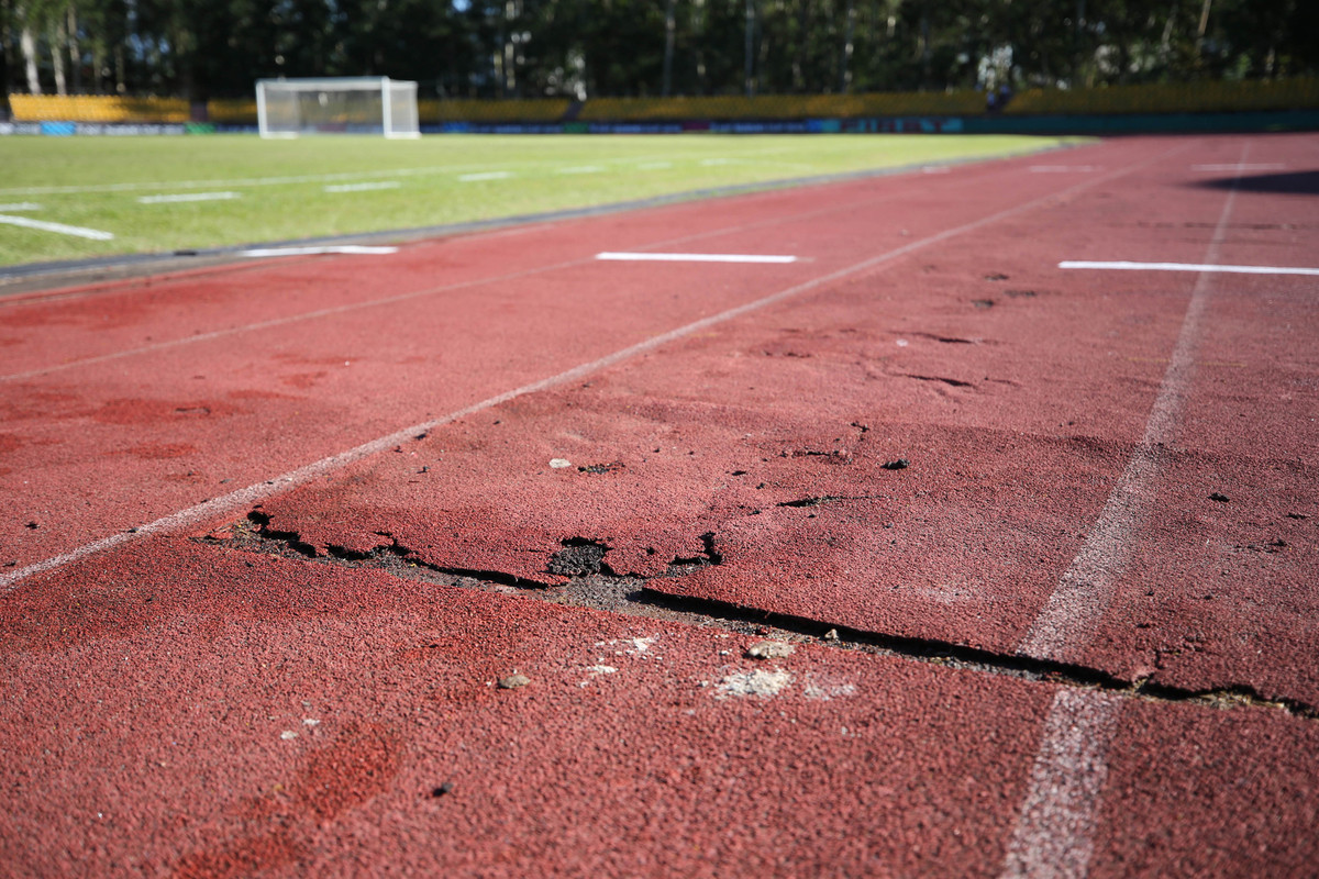 Đường pitch sân Panaad cũng đã có nhiều chỗ xuống cấp và nếu không để ý các cầu thủ của đội tuyển Việt Nam sẽ rất có thể gặp chấn thương ngoài ý muốn.