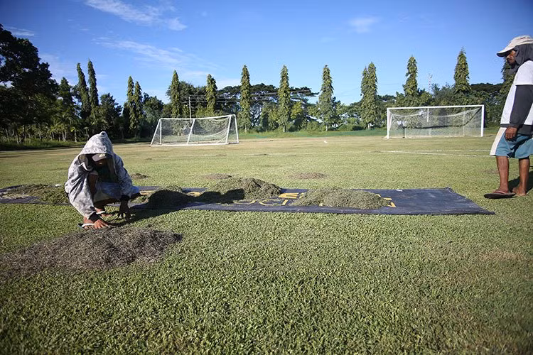 Cụ thể, cầu thủ đội tuyển Việt Nam - Duy Mạnh cho biết: "Tôi và đội Hà Nội FC từng đến đây thi đấu tại AFC Cup, đây là tỉnh lẻ của Philippines, về chất lượng thì đây là những sân tốt nhất của tỉnh. Chúng tôi sẽ cố gắng khắc phục những khó khăn về sân bãi. Có thể sân bãi chưa tốt 100% và sân tập cũng không được đẹp nhưng là cầu thủ chuyên nghiệp, chúng tôi sẽ cố gắng thích nghi với điều đó".