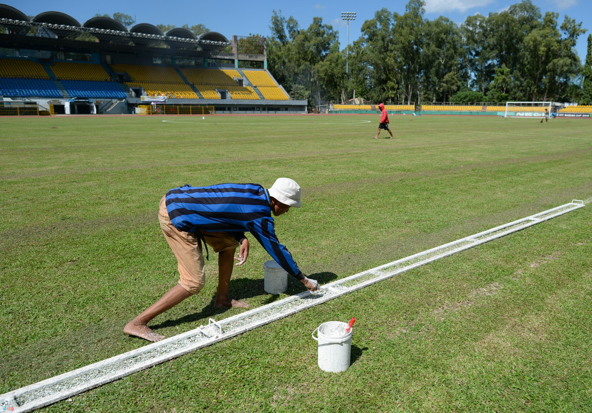 Những vết cỏ mấp mô được các nhân viên ở đây xử lý khá thủ công và nếu nhìn ở góc nào đó thì có mặt sân sẽ không được đều. Bên cạnh đó, đường vạch biên cũng được rải vôi bằng tay.