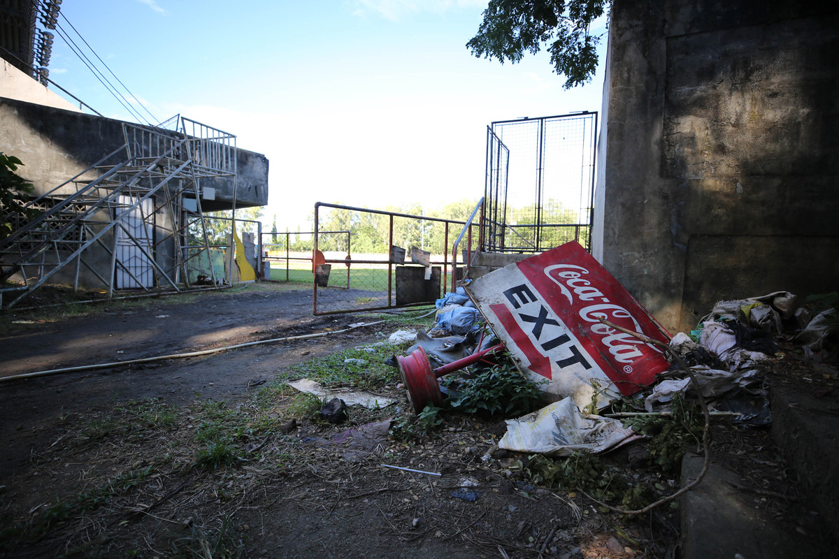 Rác rưởi ngổn ngang phía bên ngoài SVĐ Panaad khiến nhiều người cảm thấy vô cùng mất mỹ quan.