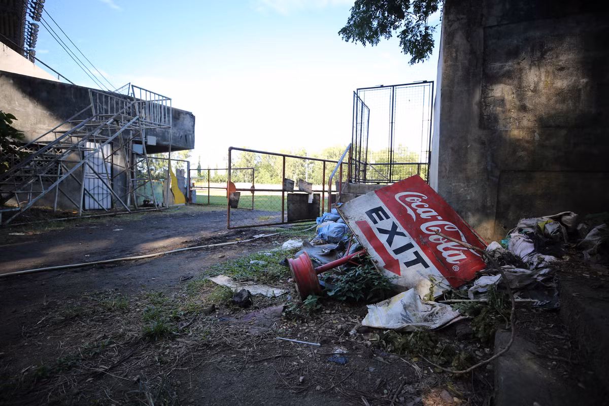 Rác rưởi ngổn ngang phía bên ngoài SVĐ Panaad khiến nhiều người cảm thấy vô cùng mất mỹ quan.