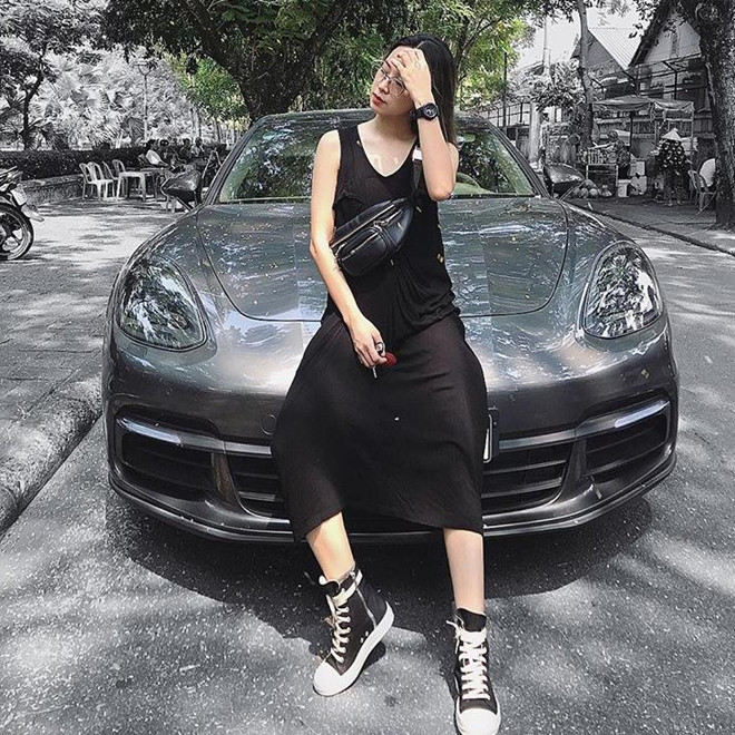 Bên cạnh sở thích tốc độ, Hoài Thương còn gây thương nhớ cho nhiều người bằng gu thời trang cá tính, mạnh mẽ