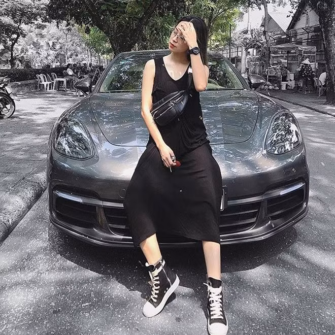 Bên cạnh sở thích tốc độ, Hoài Thương còn gây thương nhớ cho nhiều người bằng gu thời trang cá tính, mạnh mẽ