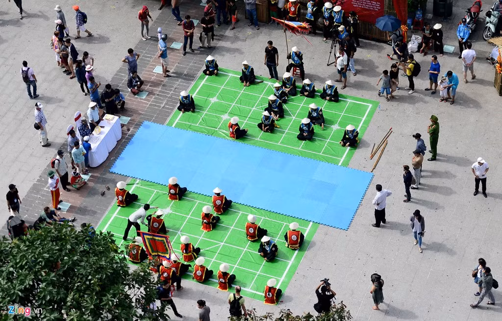 Trong đó tiết mục cờ người của câu lạc bộ cờ nghệ thuật do võ sư Hồ Tường trình diễn ngay trên mặt đường phố đi bộ.