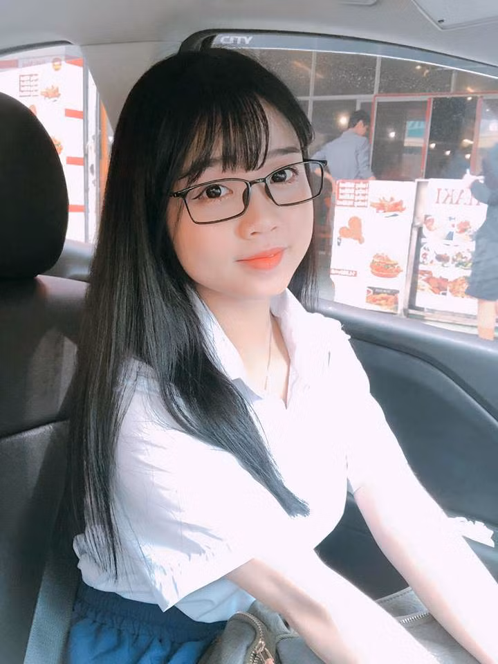 Bày tỏ về nhan sắc, Ái Vi từng tâm sự rằng, vì gương mặt baby nên cô bạn này bị nhiều bạn nam tuổi teen đã gọi bằng em. Nhưng khi biết tuổi thật thì họ ngay lập tức đổi cách xưng hô. Còn với bản thân mình, Ái Vi cảm thấy rất vui vì được trẻ hơn tuổi.