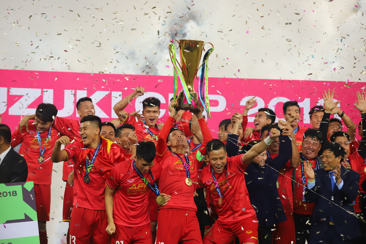 Bàn thắng duy nhất của Anh Đức khiến cả SVĐ Mỹ Đình vỡ òa và khi thầy trò HLV Park Hang-seo nâng cúp thì đó là cảm xúc quá tuyệt vời của hàng triệu người dân trên khắp Việt Nam.