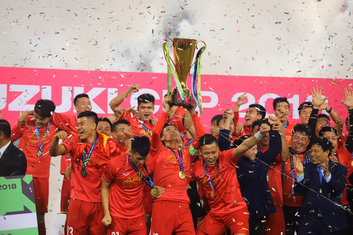 Bàn thắng duy nhất của Anh Đức khiến cả SVĐ Mỹ Đình vỡ òa và khi thầy trò HLV Park Hang-seo nâng cúp thì đó là cảm xúc quá tuyệt vời của hàng triệu người dân trên khắp Việt Nam.