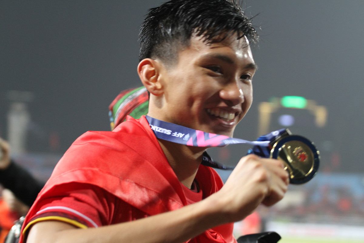 Cầu thủ Đoàn Văn Hậu khoe chiếc HCV AFF Cup với phóng viên sau khi nhận giải.